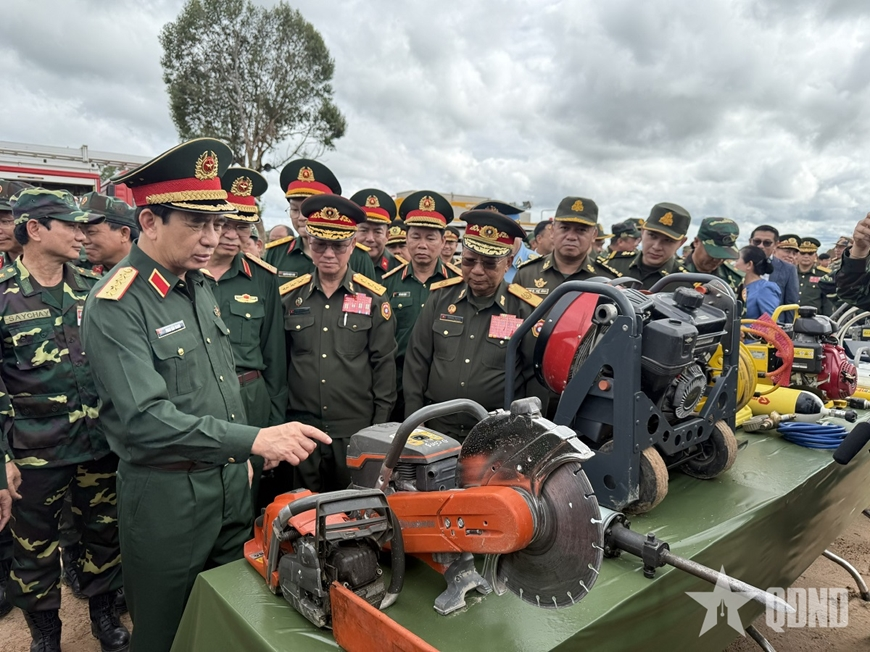 Một số hình ảnh hoạt động của Đại tướng Phan Văn Giang tại Lào